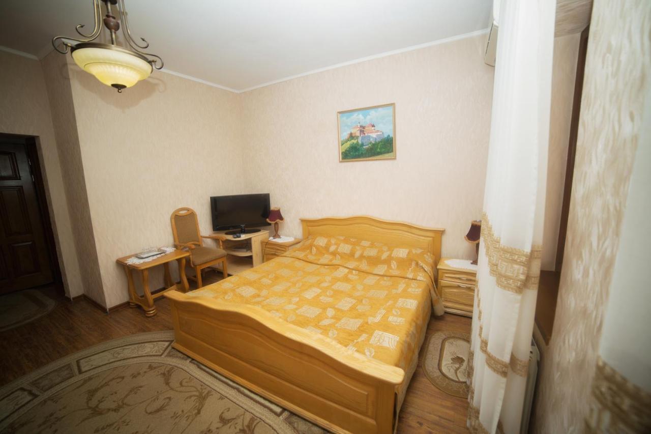 Готель «Вишневий Сад» Moekatsjeve Buitenkant foto