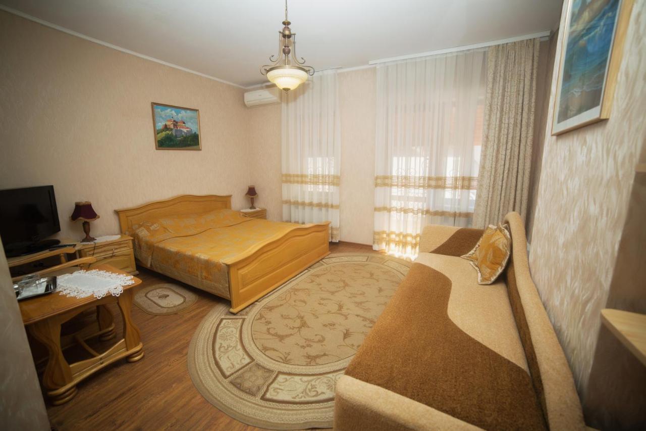 Готель «Вишневий Сад» Moekatsjeve Buitenkant foto