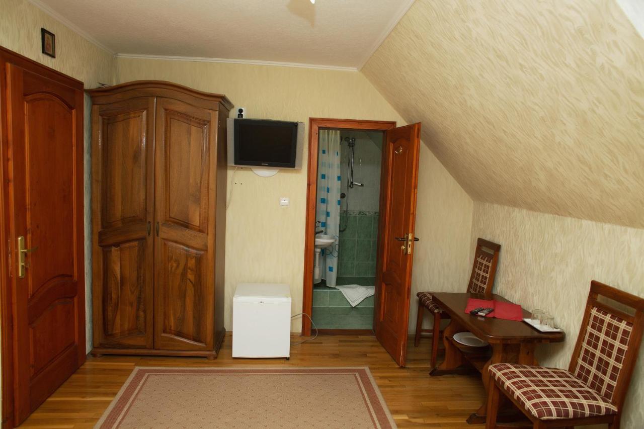 Готель «Вишневий Сад» Moekatsjeve Buitenkant foto