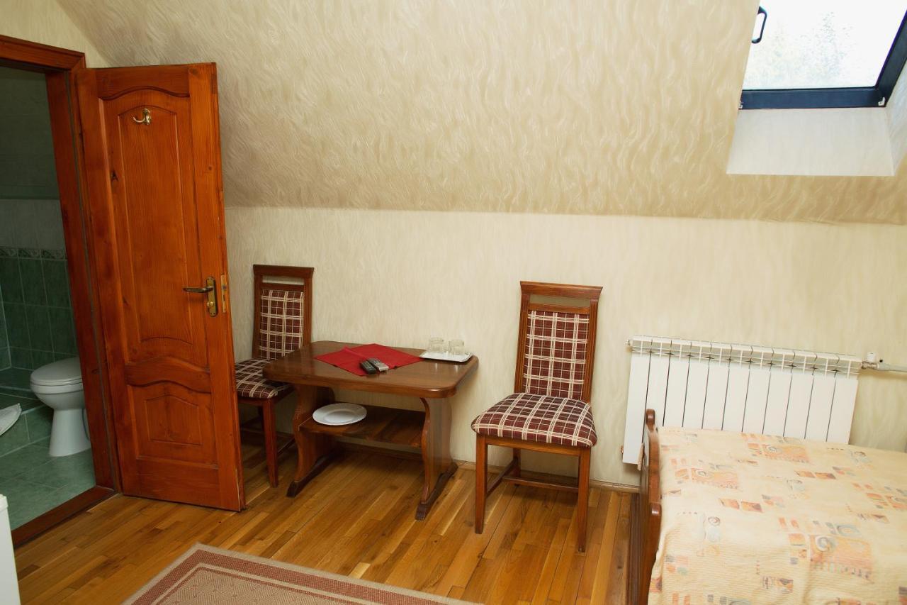 Готель «Вишневий Сад» Moekatsjeve Buitenkant foto