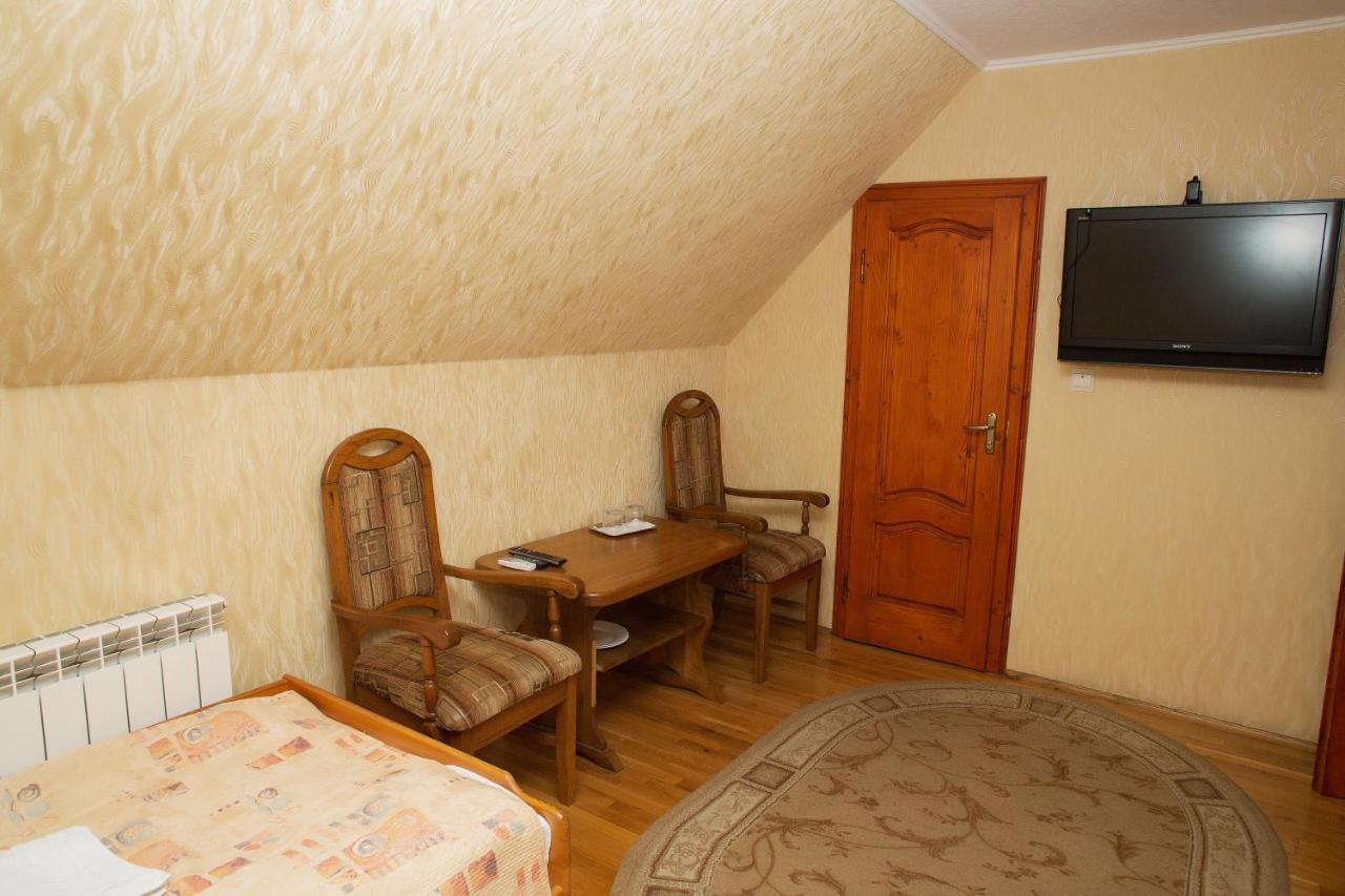 Готель «Вишневий Сад» Moekatsjeve Buitenkant foto